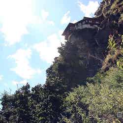 ブータン、崖の上にポツンと建つ家 