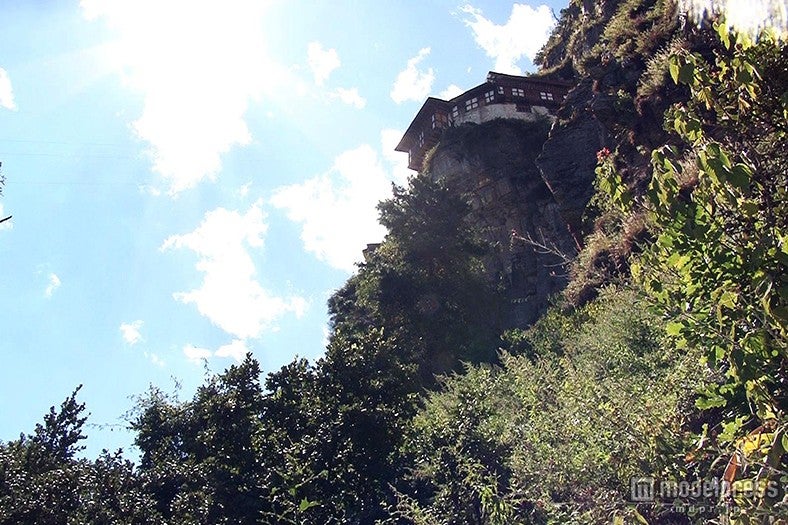 ブータン、崖の上にポツンと建つ家 