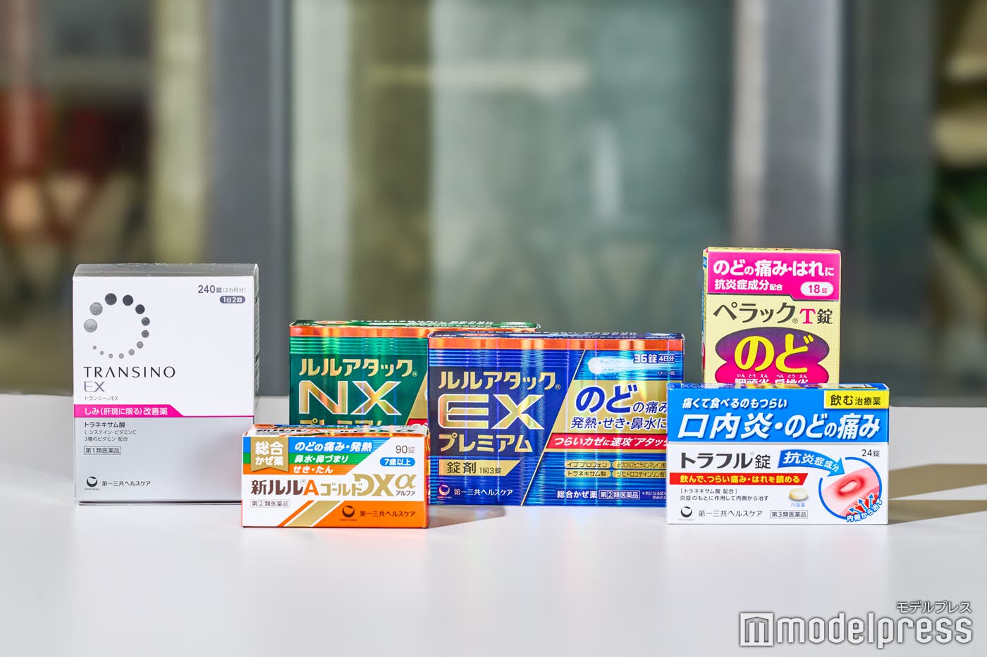 トラネキサム酸を配合した医薬品(左から)「トランシーノEX」(第1類医薬品)、「新ルルAゴールドDXα」「ルルアタックNXプレミアム」「ルルアタックEXプレミアム」(指定第2類医薬品)、「トラフル錠」「ペラックT錠」(第3類医薬品)※ トランシーノEXは、第1類医薬品です。薬剤師から説明を受け、「使用上の注意」をよく読んでお使い下さい。 ※ ルルアタックEXプレミアム、同NXプレミアム、新ルルAゴールドDXαは「使用上の注意」をよく読んでお使い下さい。アレルギー体質の方は、必ず薬剤師、登録販売者にご相談下さい。(C)モデルプレス