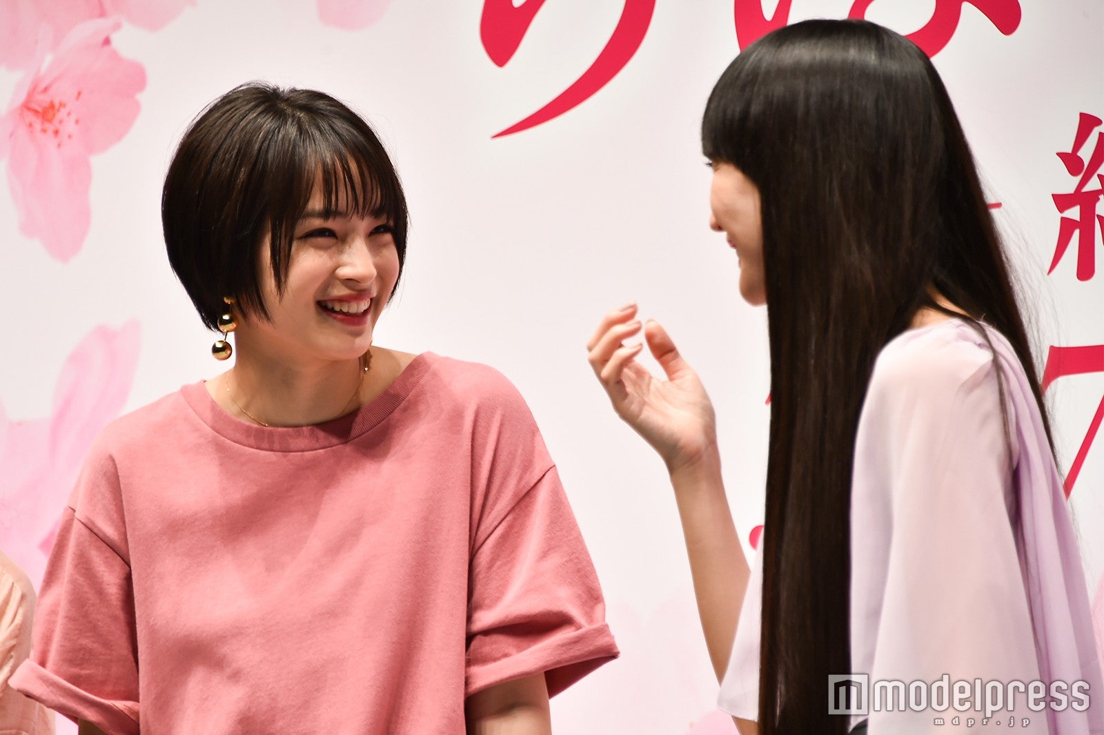 “無限未来宣言”前に談笑する広瀬すず、かしゆか （C）モデルプレス