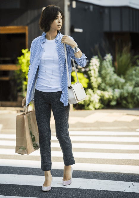 白Tシャツ¥2,500/PETIT BATEAU(プチバトー・カスタマーセンター) ストライプシャツ¥19,000/ドゥーズィエム クラス(ミューズ ドゥ ドゥーズィエム クラス 表参道店) スエットパンツ¥15,000/サンデイ イン ベッド(シップス デイズ ラテラス武蔵小杉店) ショルダーバッグ¥14,800/SMIR NSALI Gem. ロングネックレス¥37,000/IOSSELLIANI(H.P.FRANCE) バングル参考商品/Sea Rose JEWEL(imac) スエードパンプス¥13,000/セベージュ フォー ブリべ(スローブ イエナ 渋谷店)(C)TOPLOG