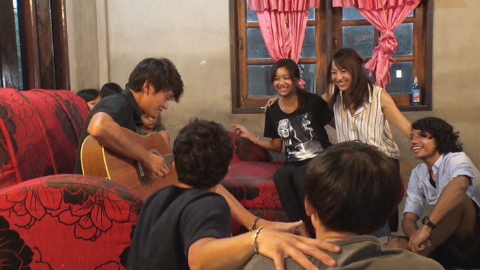 自作の歌を披露するシャイボーイ/「あいのり:Asian Journey」第16話より(C)フジテレビ