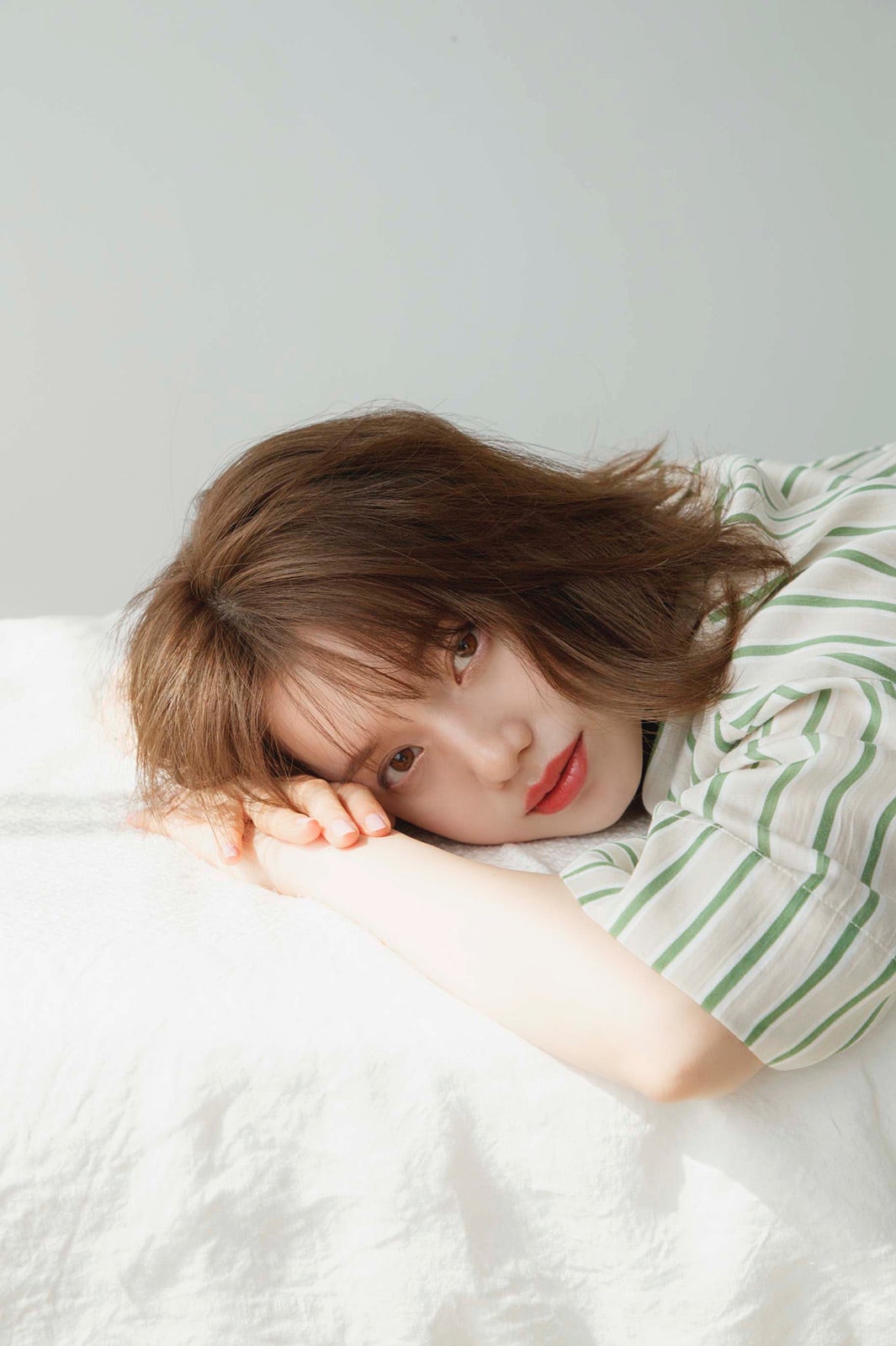 弘中綾香アナ、現役OL初表紙が話題の「with」未公開カット解禁　圧倒的透明感放つ