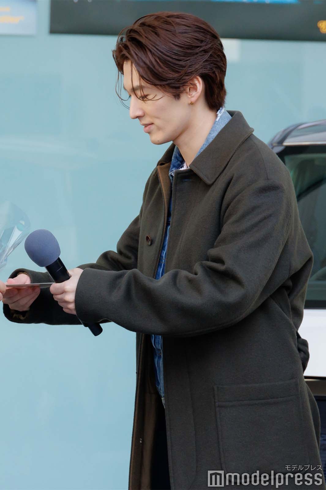 ファンにプレゼントを渡す矢部昌暉（C）モデルプレス