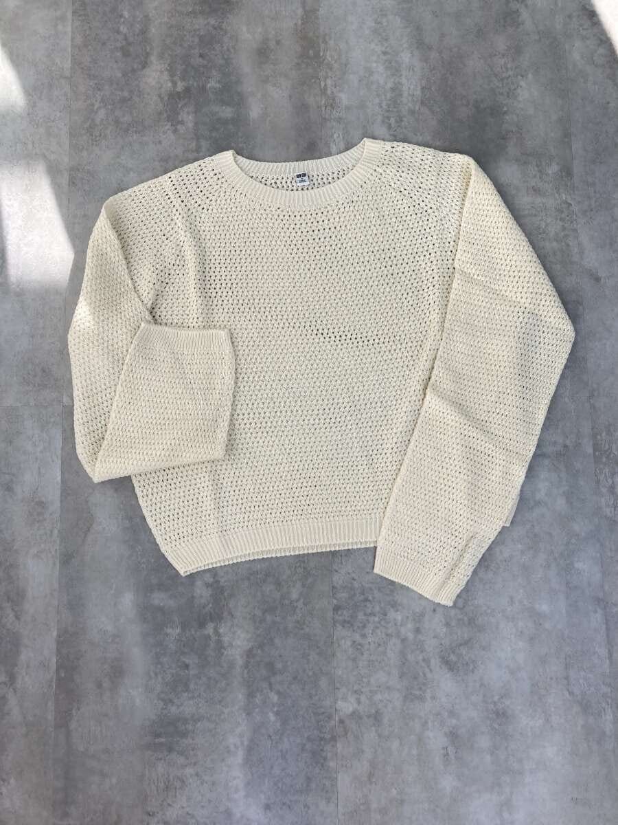 ユニクロの3Dメッシュクルーネックセーターナチュラル平置き全体