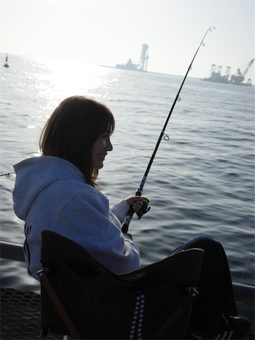 新山千春、早朝4時起きの釣りショット 海辺でカップ麺をすする姿に「アクティブで素敵すぎる」