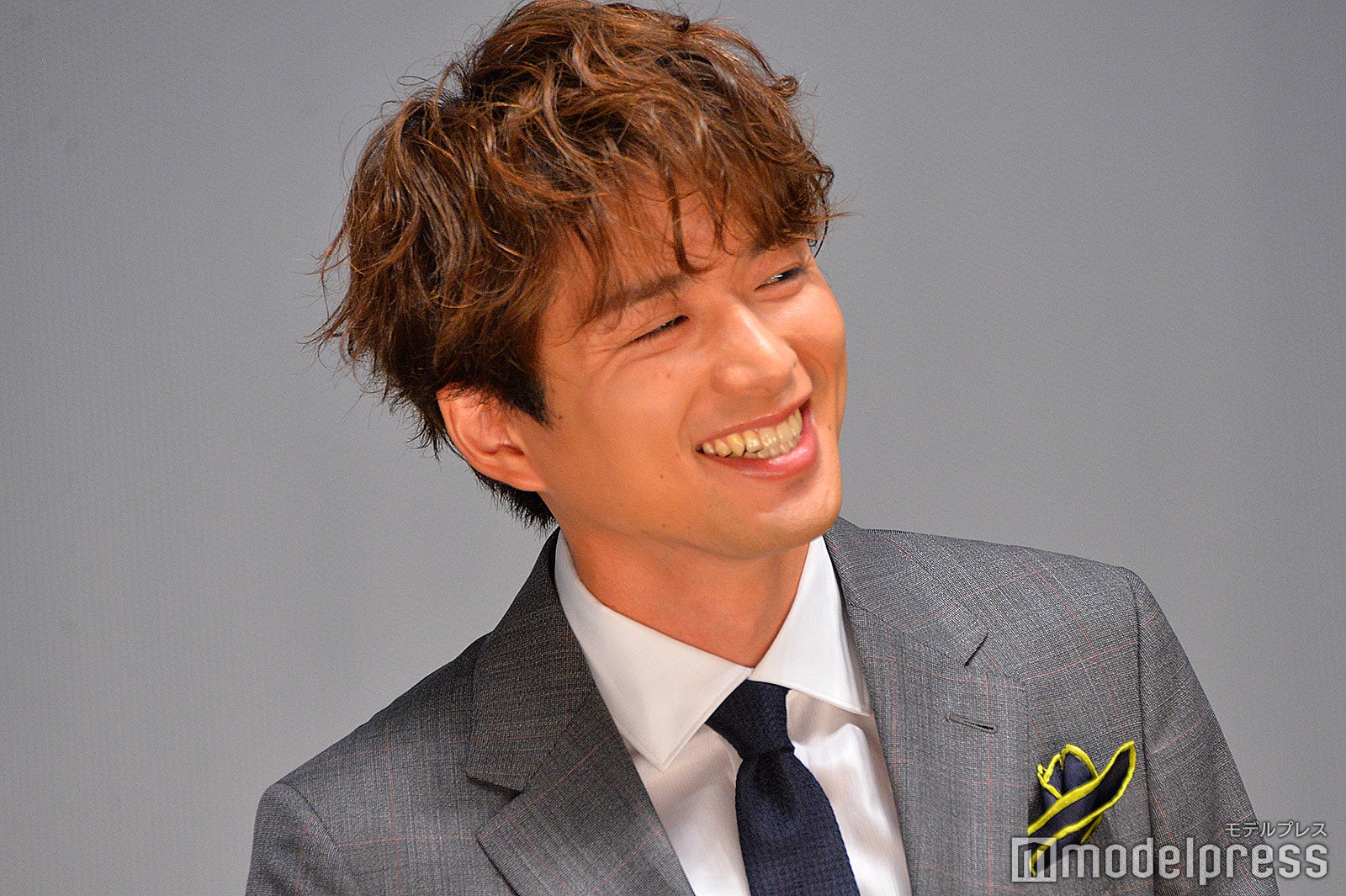 富田のことを「母ちゃん」と呼びお茶目な笑顔を見せた白洲迅（C）モデルプレス