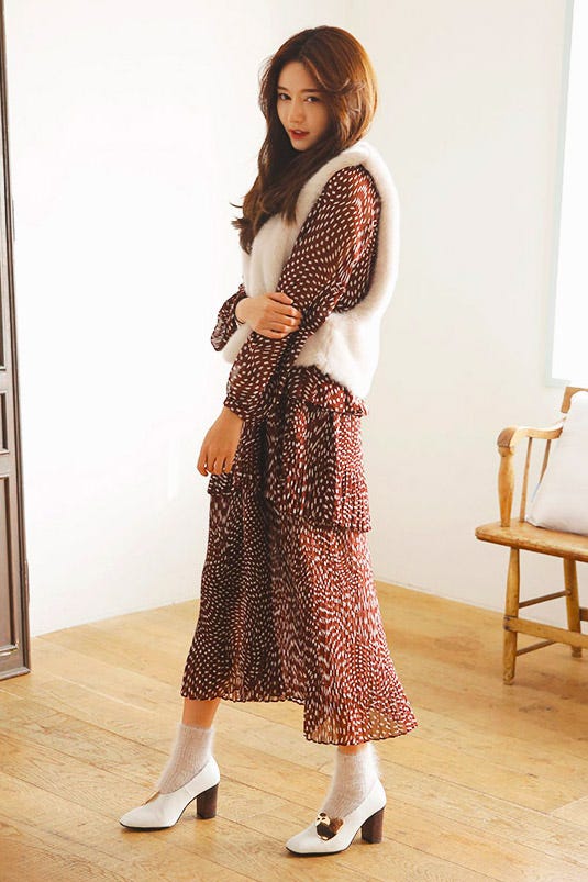 幾何学マーブルロングシフォンワンピース(ブラウン)「STYLENANDA」10,570円(税込)/画像提供:STYLENANDA