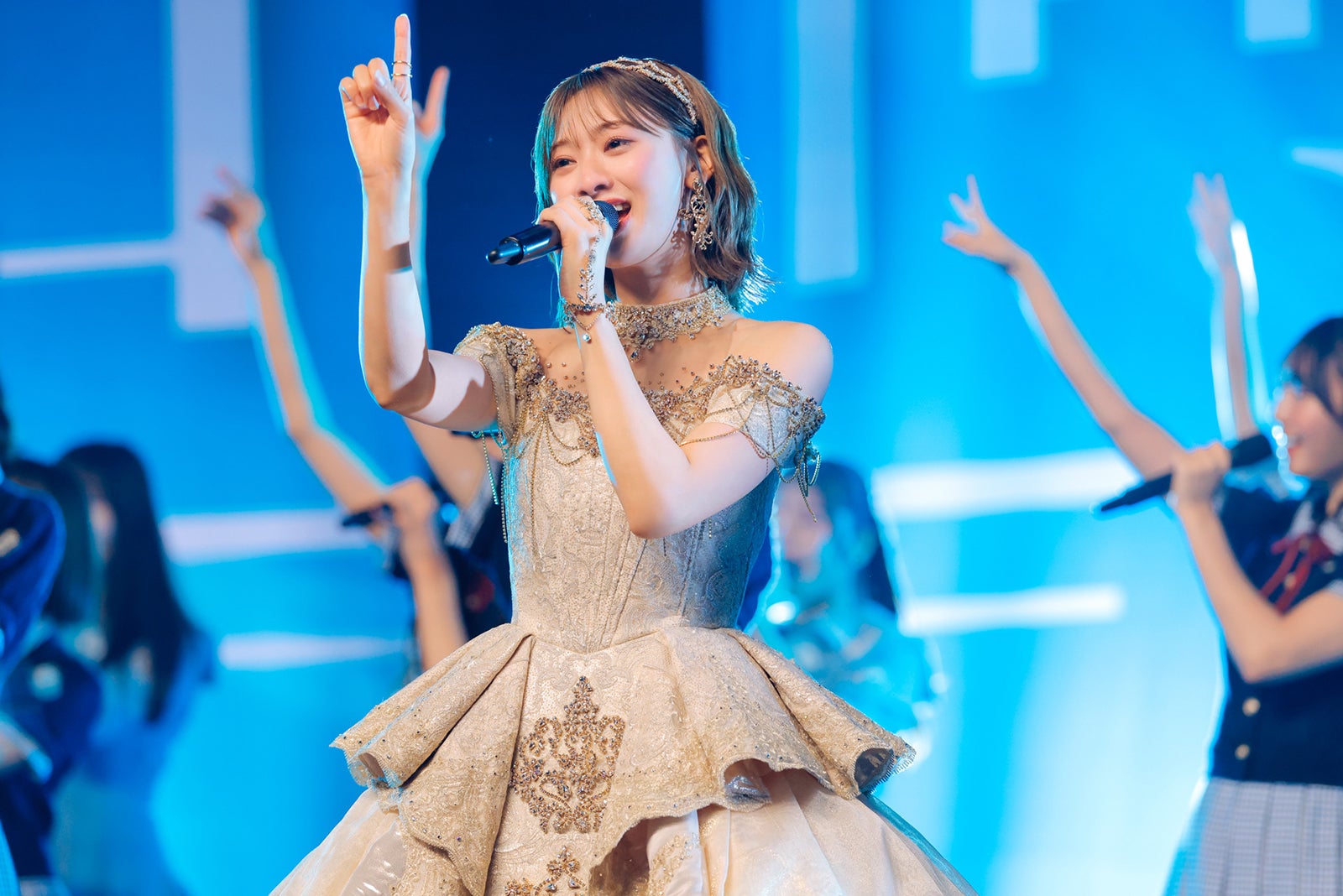 日向坂46富田鈴花、ゴールドドレスで卒業セレモニー開催 8年の