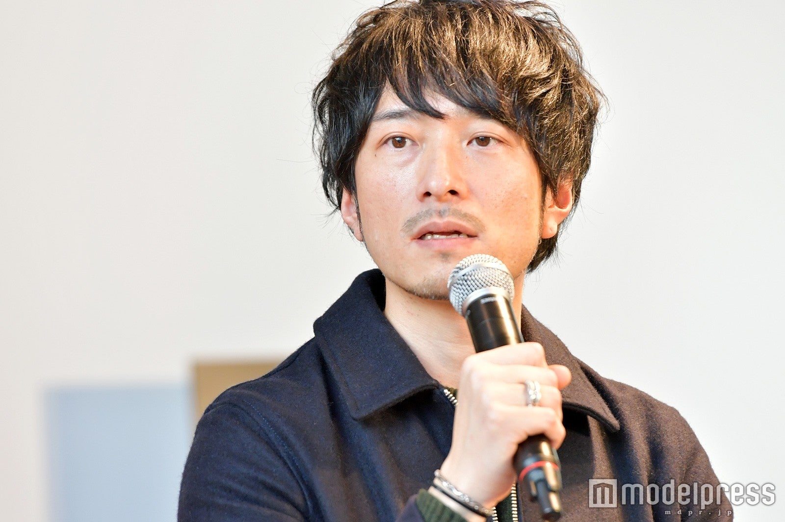 メイクアップアーティストの向井志臣氏 （C）モデルプレス