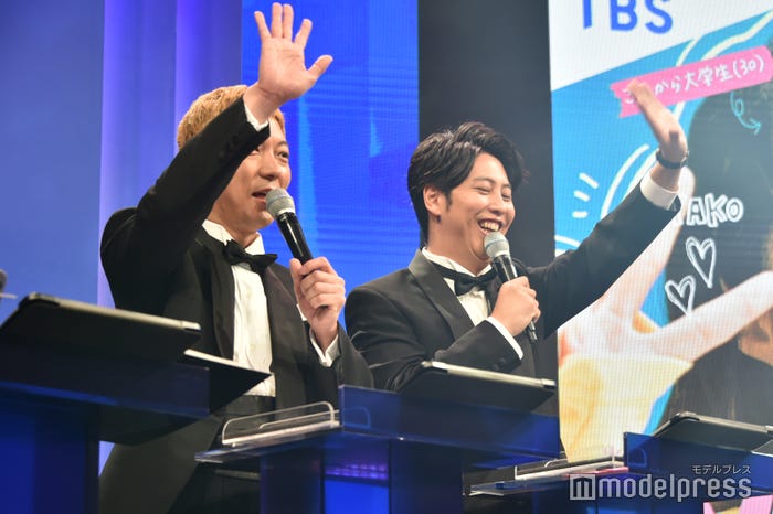 道枝駿佑に手を振るニューヨーク(嶋佐和也、屋敷裕政)(C)モデルプレス