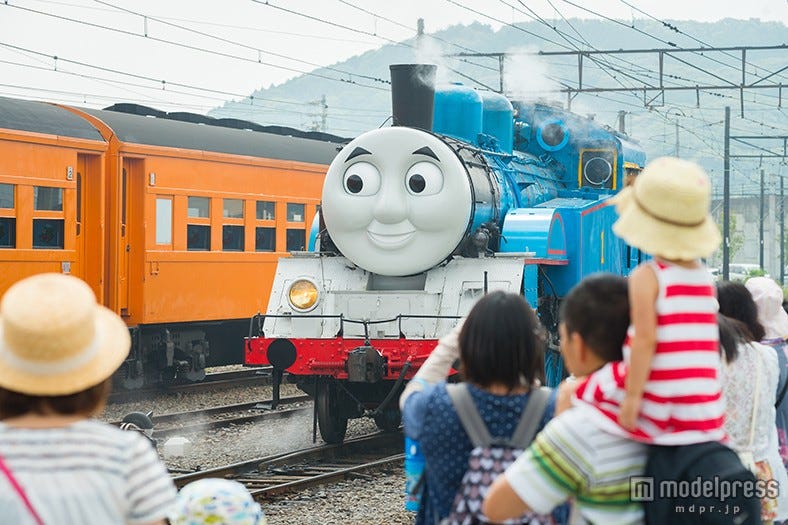 実物大「きかんしゃトーマス」が運行「リアル過ぎる」と話題