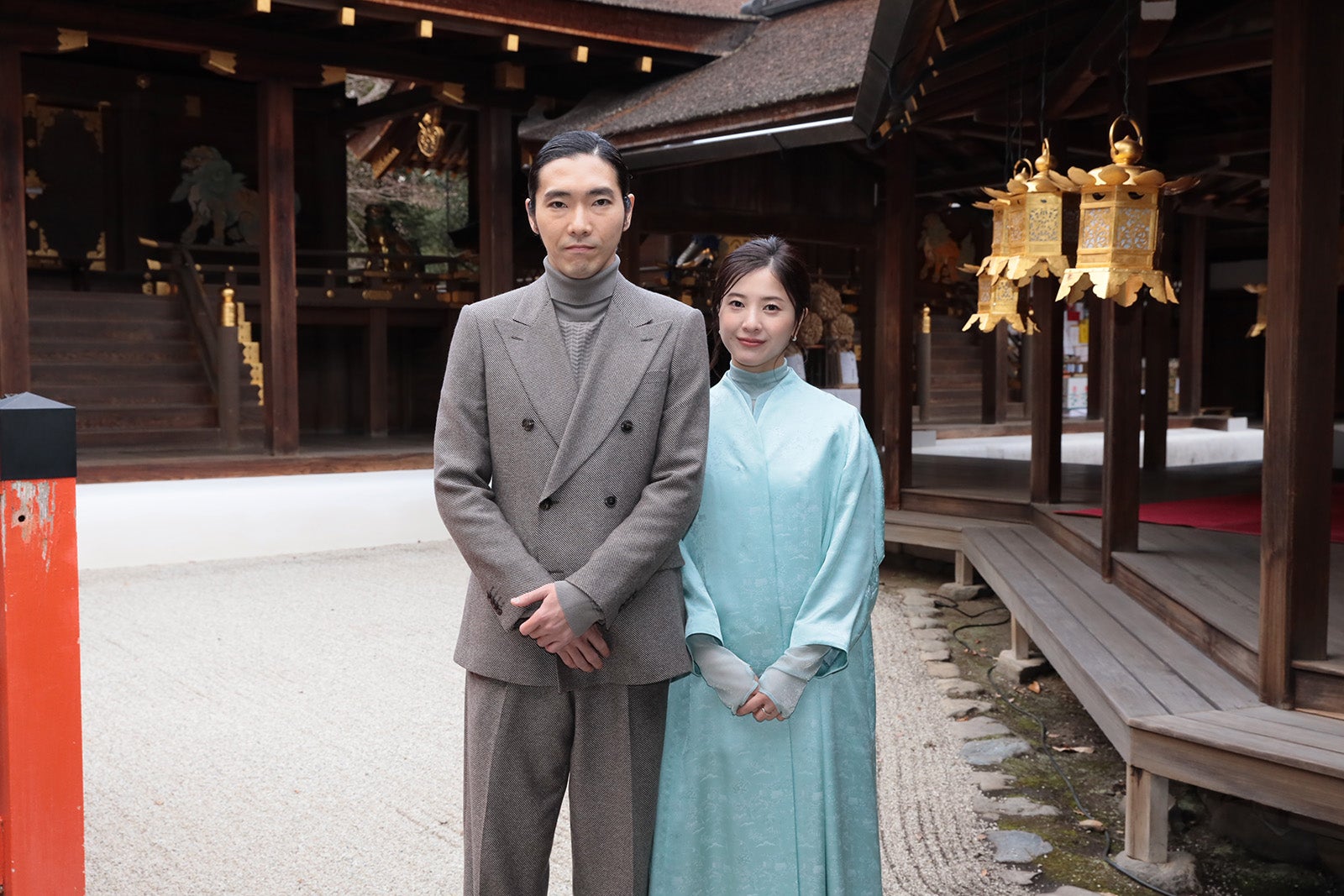 柄本佑、吉高由里子（C）NHK