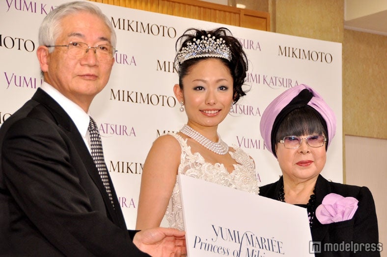 （写真左から）（株）ミキモト 代表取締役社長・吉田均、安藤美姫、桂由美