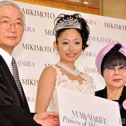 （写真左から）（株）ミキモト 代表取締役社長・吉田均、安藤美姫、桂由美