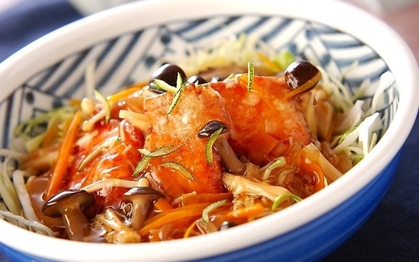 キノコとの組み合わせが最高! トロトロ×パリッ食感の「秋鮭のあんかけ」