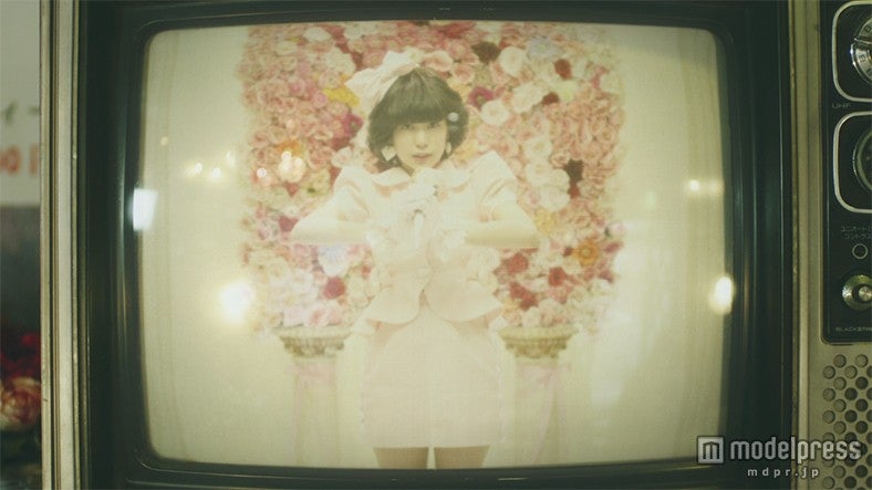 渡辺美優紀／ソロデビュー曲「やさしくするよりキスをして」より