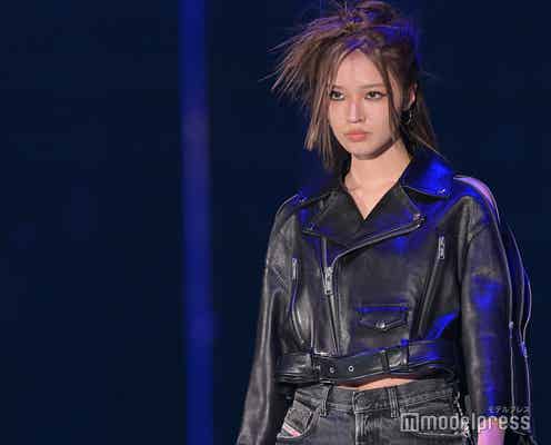 せいら、肩見せブラックコーデでクールに魅了<TGC 2023 S/S>