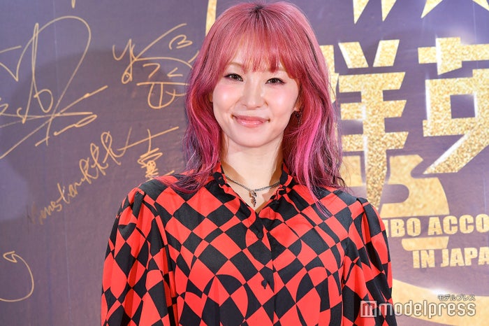 Lisa アニソンロックシンガー賞 受賞で笑顔 赤 黒のレイヤードドレスでオーラ放出 Weibo Account Festival In Japan 19 モデルプレス
