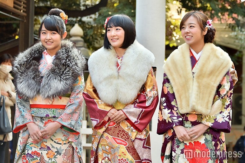 左から：伊藤万理華、生駒里奈、川村真洋（C）モデルプレス