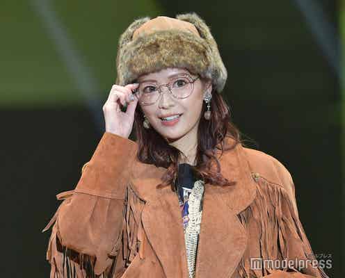 元まねきケチャ深瀬美桜、ミニスカから美脚披露 細ぶちメガネがお似合い<札幌コレクション 2023 A/W>