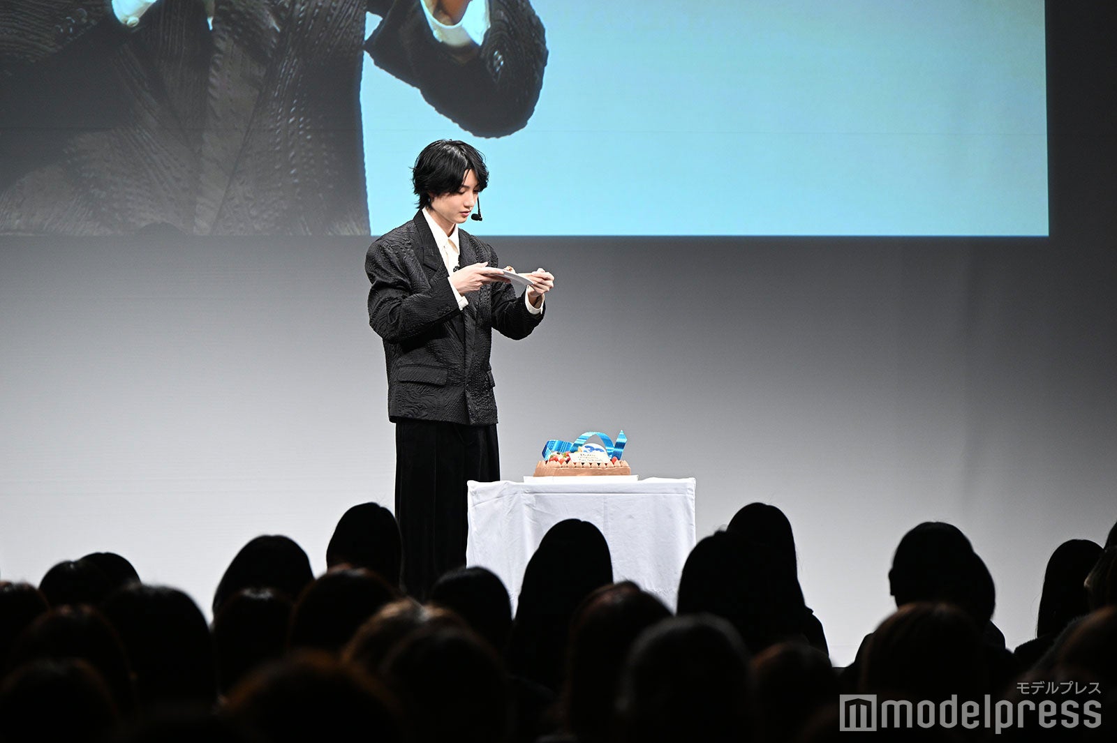 バースデーケーキを食べる桜田通（C）モデルプレス