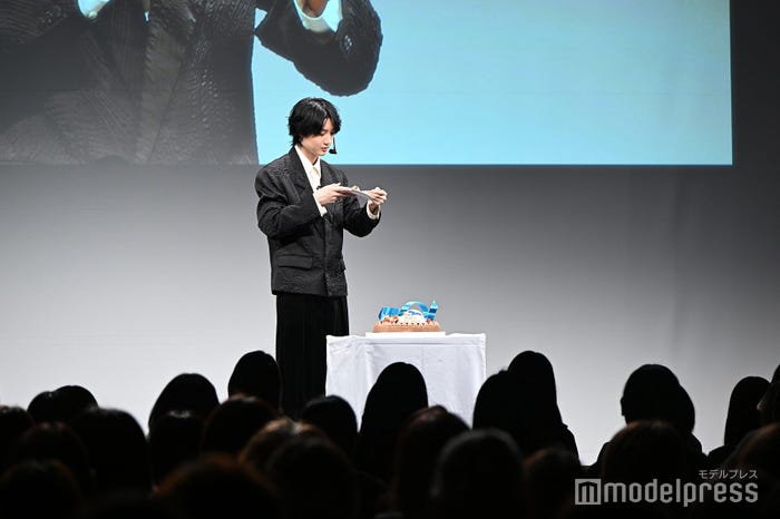 バースデーケーキを食べる桜田通(C)モデルプレス