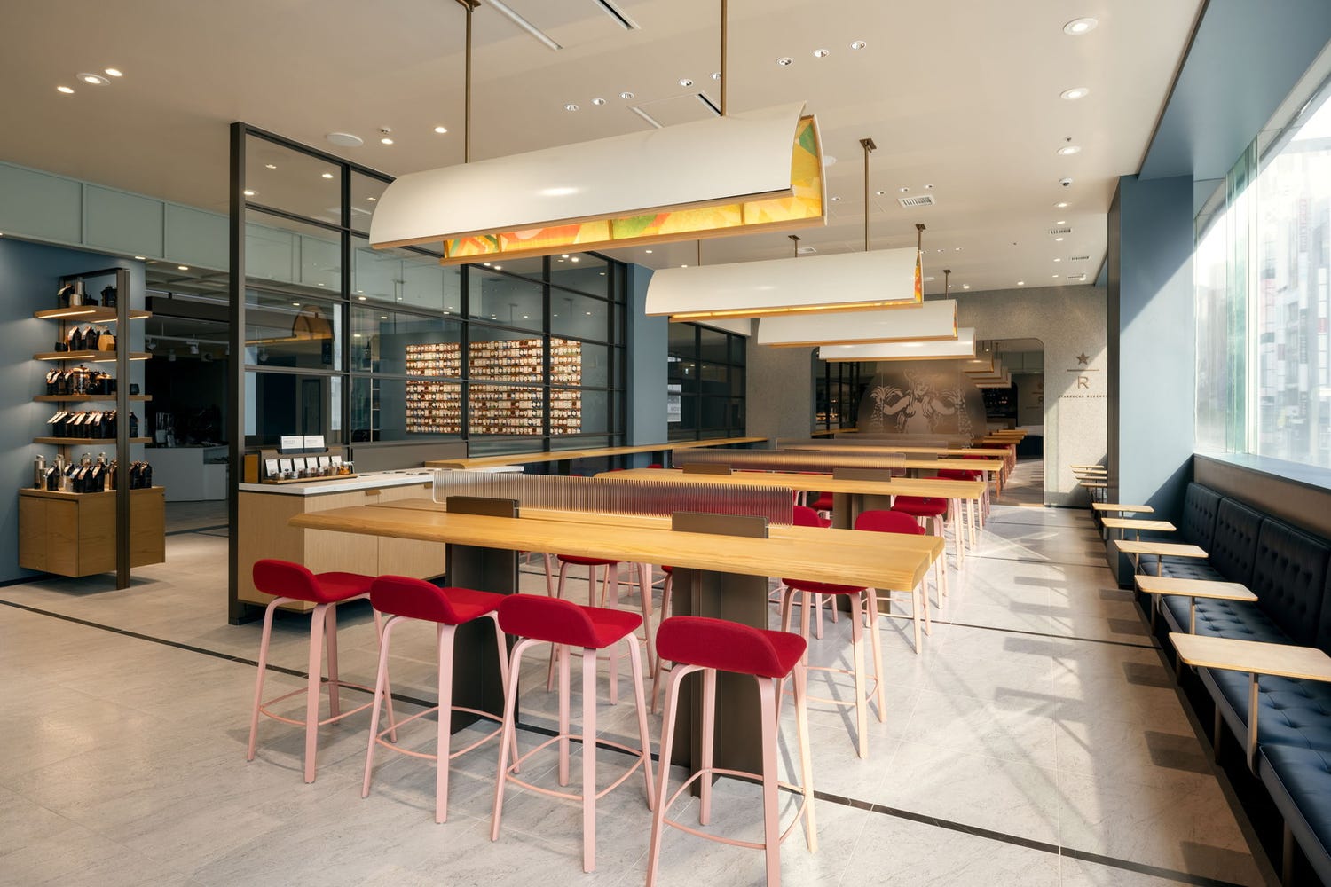 スタバ、新宿に新スタイルのカフェベーカリー出店 ラテにクロワッサンを浸し食べる“大人のご褒美体験”提案