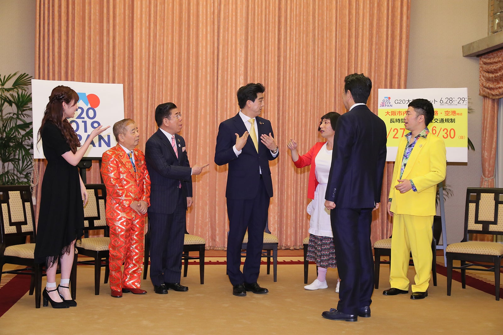 安倍晋三首相のマネをする佐竹正史（中央）（提供写真）