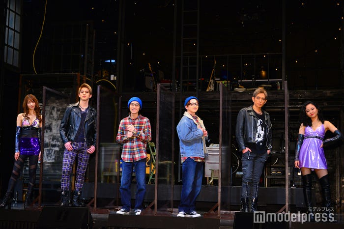 (左から)八木アリサ、甲斐翔真、平間壮一、花村想太、堂珍嘉邦、遥海 (C)モデルプレス