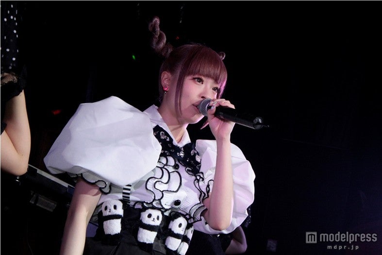 きゃりー、キュートなパンダ衣装で新曲熱唱　ファンと一緒に成人祝い