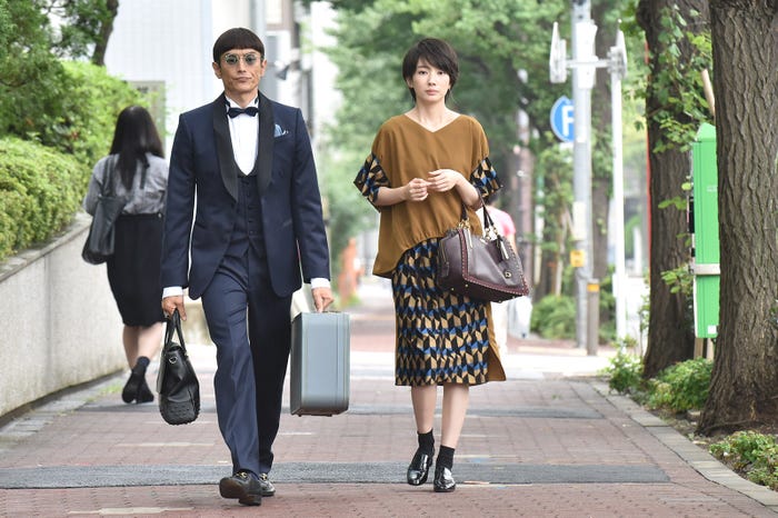 伊勢谷友介、波瑠/「サバイバル・ウェディング」第9話より(C)日本テレビ