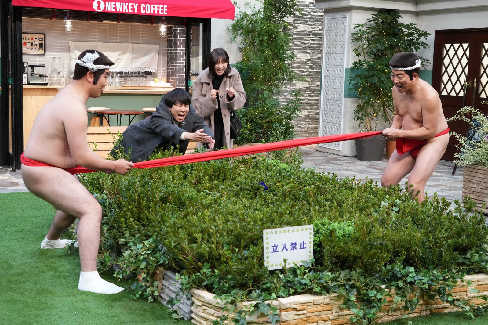 （左から）岡部大、秋山寛貴、岡崎紗絵、松尾駿 （C）フジテレビ