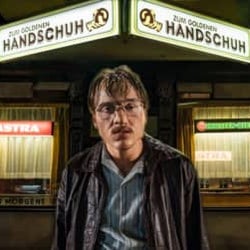賛否両論!不道徳!70年代ドイツに実在した恐るべき連続殺人鬼を描いた危険すぎる衝撃『屋根裏の殺人鬼 フリッツ・ホンカ』が、 無修正でブルーレイ&DVD、デジタル配信でリリース決定!!