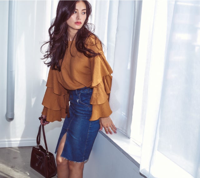 フリルスリーブトップス￥5,990、カットオフデニムスカート￥5,990、タッセルベルト￥1,490、ベルト付きバッグ￥2,990／以上 #girl（C）TOPLOG