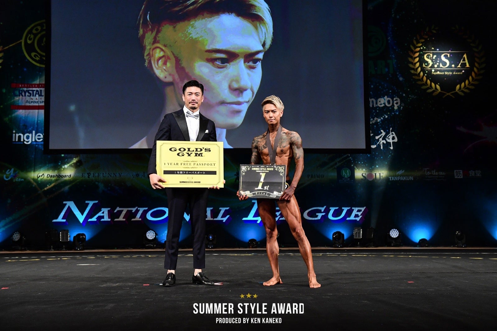 （左から）金子賢、「スタイリッシュガイショート」優勝・織田悠樹さん （提供写真）