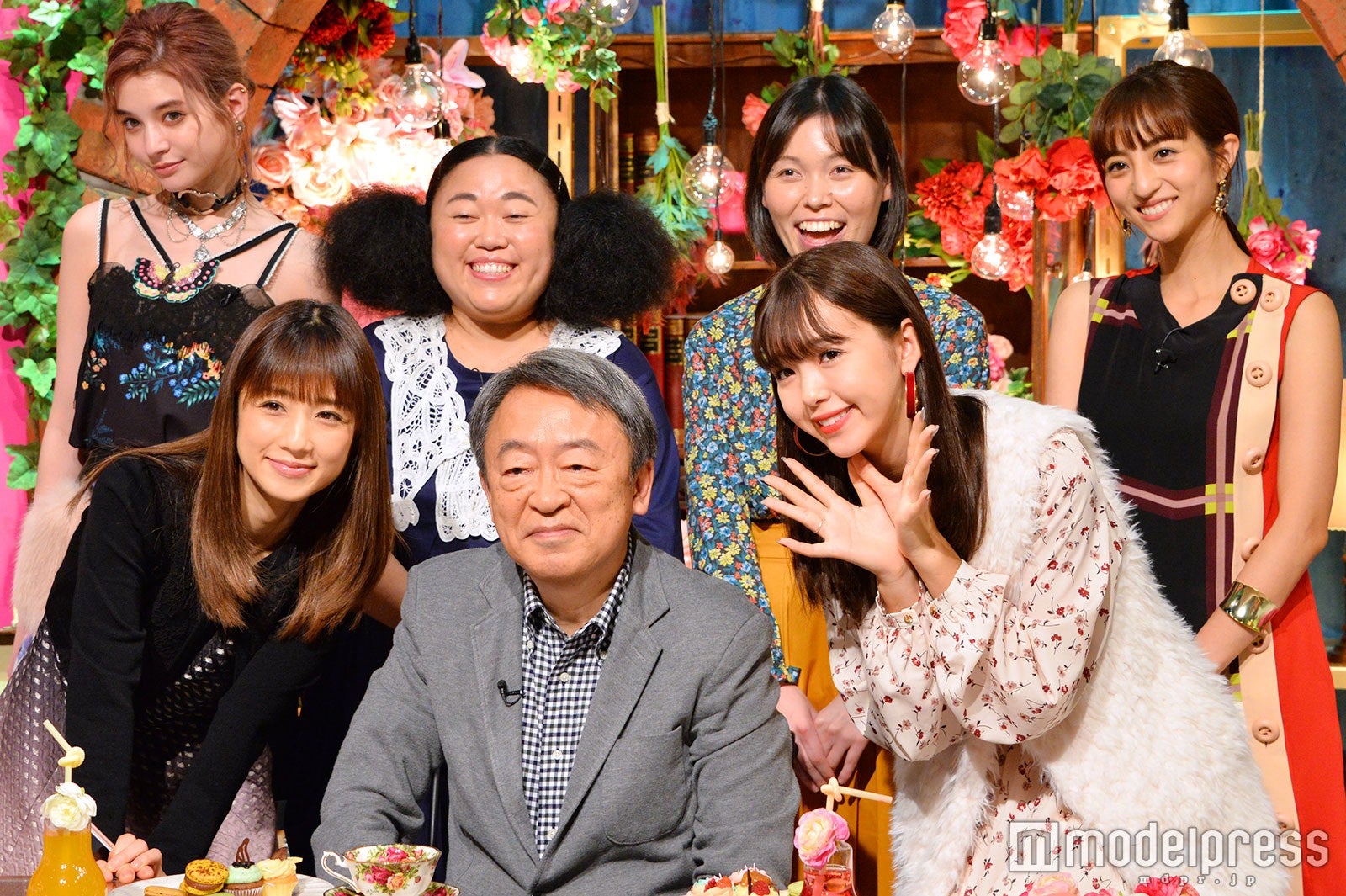 （前列左から）小倉優子、池上彰、藤田ニコル（後列左から）瑛茉ジャスミン、江上敬子（ニッチェ）、誠子（尼神インター）、堀田茜（C）モデルプレス