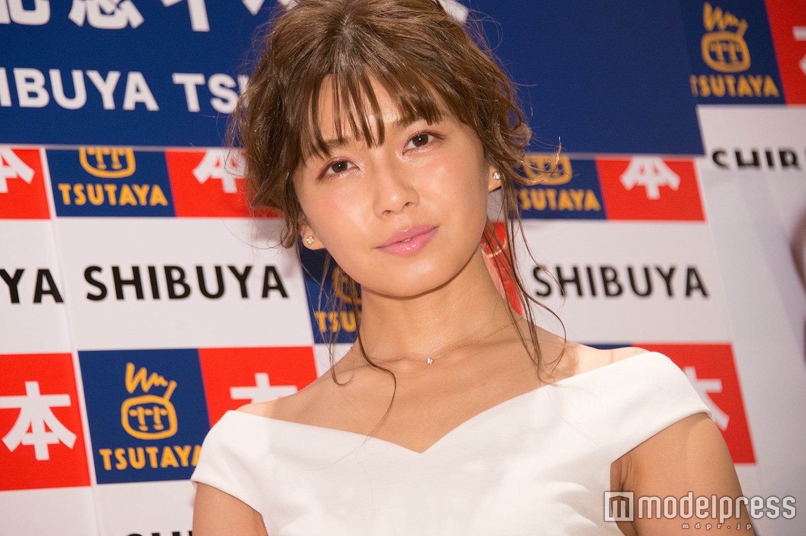 AAA宇野実彩子、胸元チラリSEXYなドレス姿披露 セルフメイクにも注目