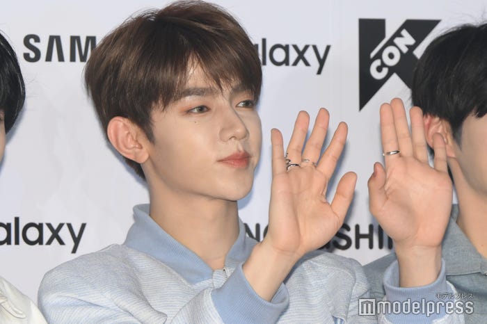 手を振るジャン・ハオ(C)モデルプレス