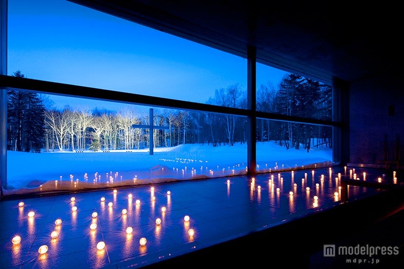 雪の中で200のキャンドルが灯る幻想空間「スノーキャンドルナイト in 水の教会」