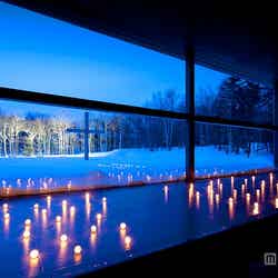 雪の中で200のキャンドルが灯る幻想空間「スノーキャンドルナイト in 水の教会」
