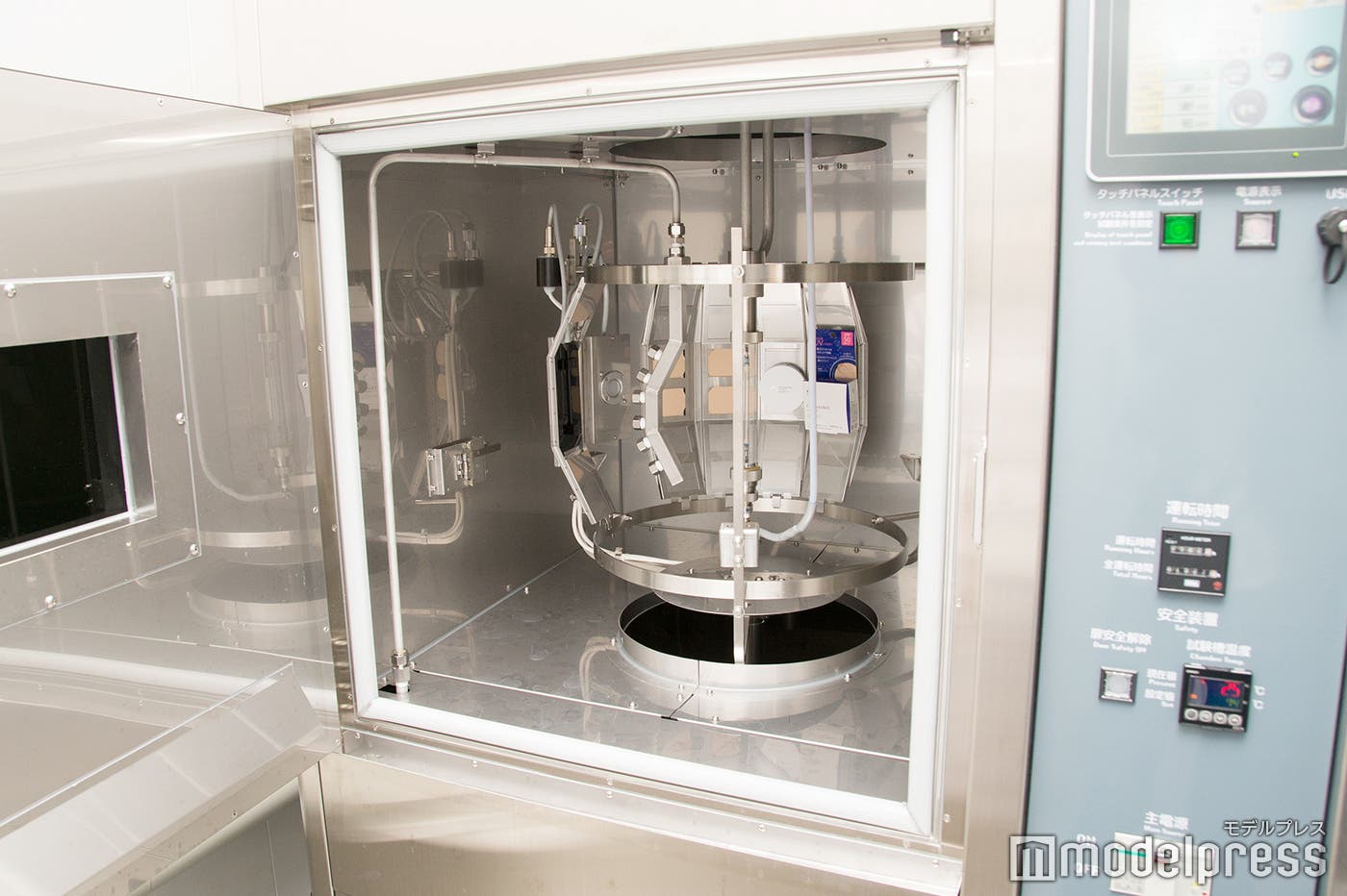 直射日光の影響を評価できる装置の中(C)モデルプレス