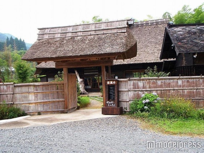 綺麗に手入れされたかやぶき屋根が特徴の「やきやしんたく」／画像提供：やきやしんたく