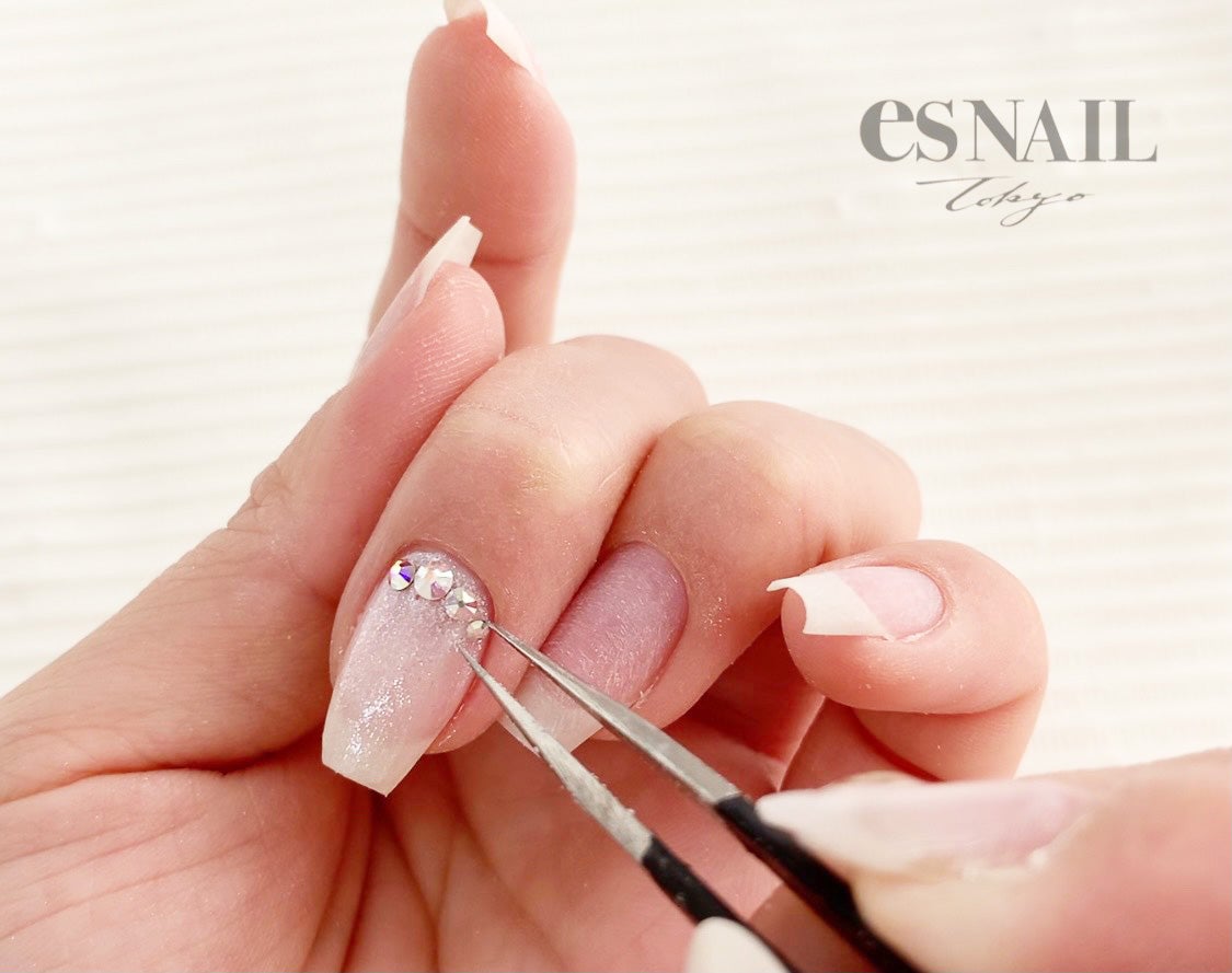 一度乗せたパーツは密着しているため無理やり取ってしまうとポリッシュも取れてしまうので注意！（画像提供：esNAIL）