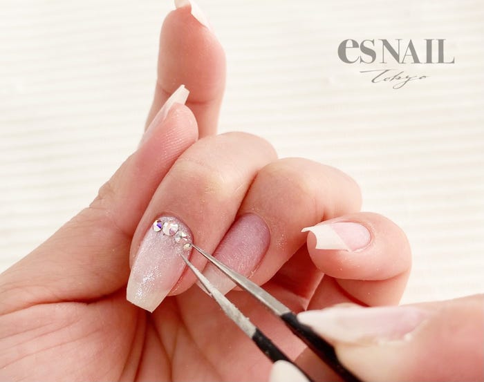 一度乗せたパーツは密着しているため無理やり取ってしまうとポリッシュも取れてしまうので注意!(画像提供:esNAIL)