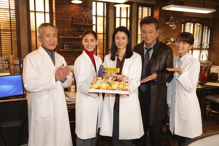 (左から)遠山俊也、新木優子、小雪、船越英一郎、新木優子(C)フジテレビ