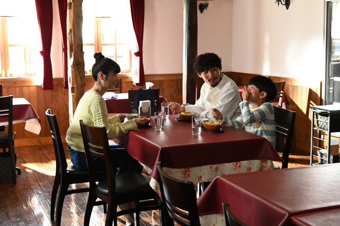 小野花梨、古河耕史、松野晃士「スノードロップの初恋」第1話(C)カンテレ