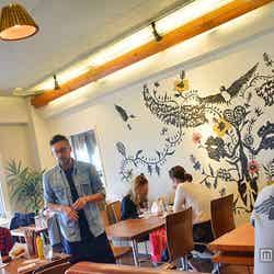 地元アーティストの描いたアートが印象的