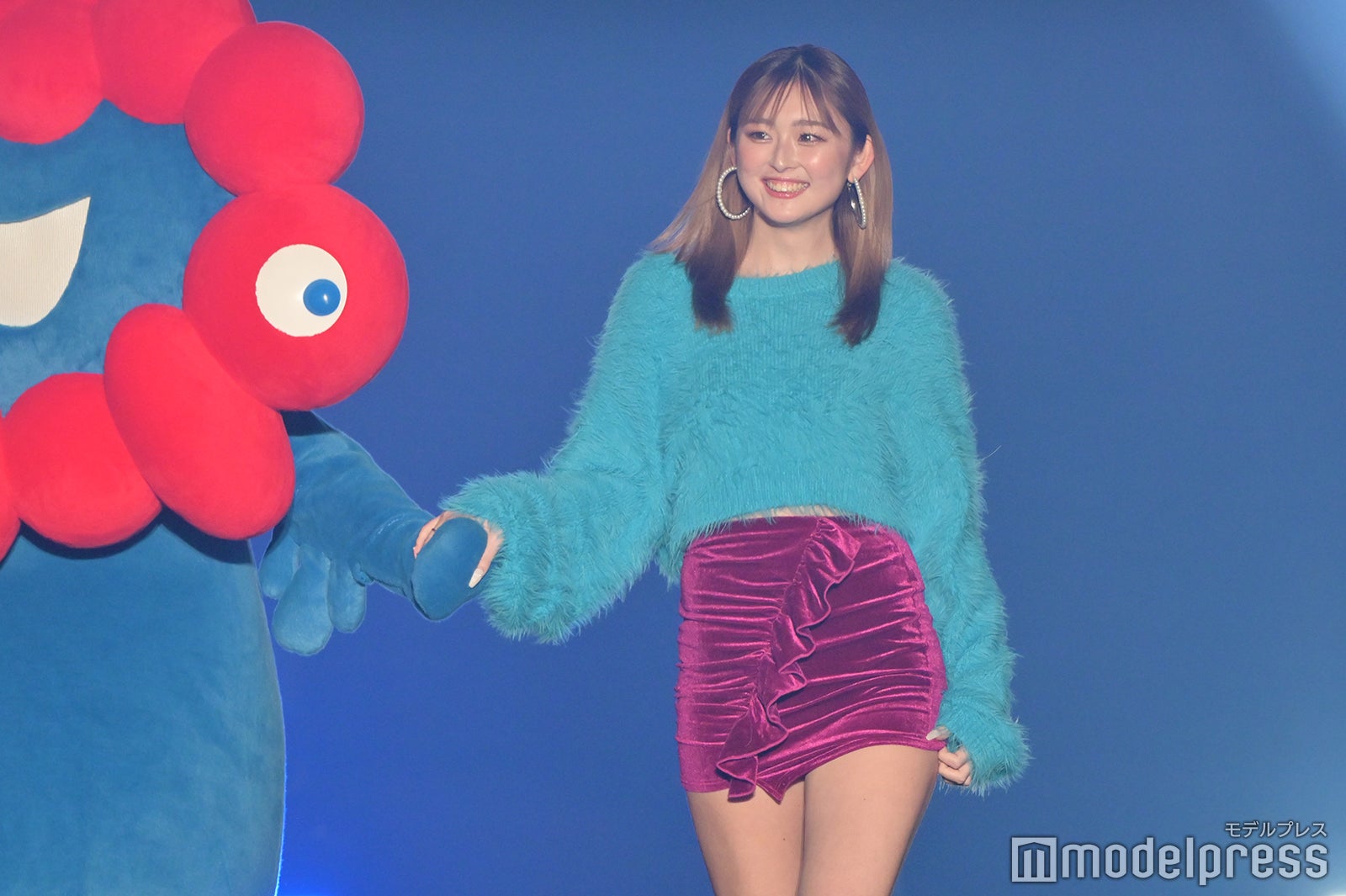 ゆうちゃみ、タイトミニスカ姿でスラリ美脚披露 大阪・関西万博公式