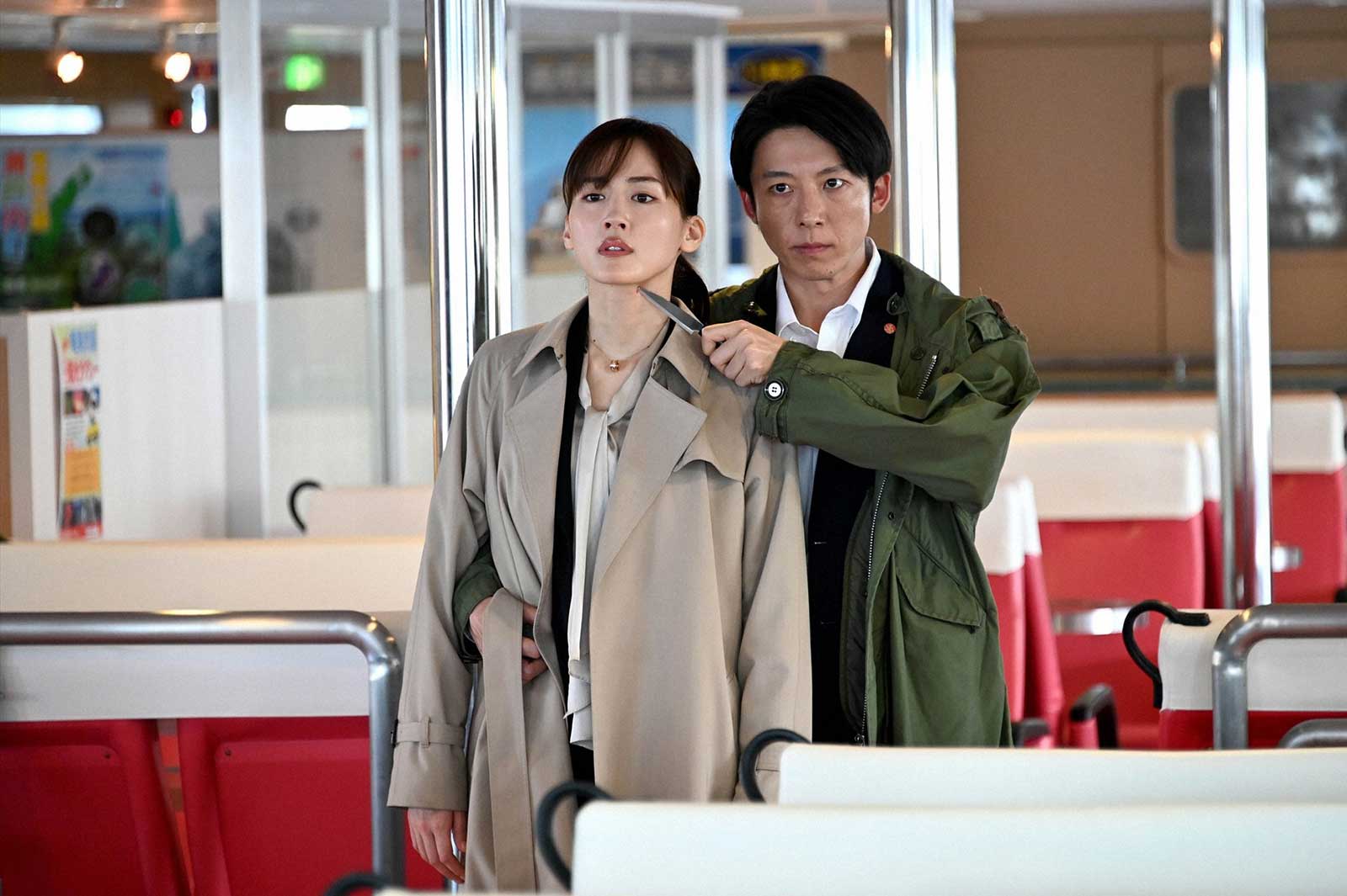 綾瀬はるか、高橋一生「天国と地獄 ～サイコな2人～」第9話より（C）TBS